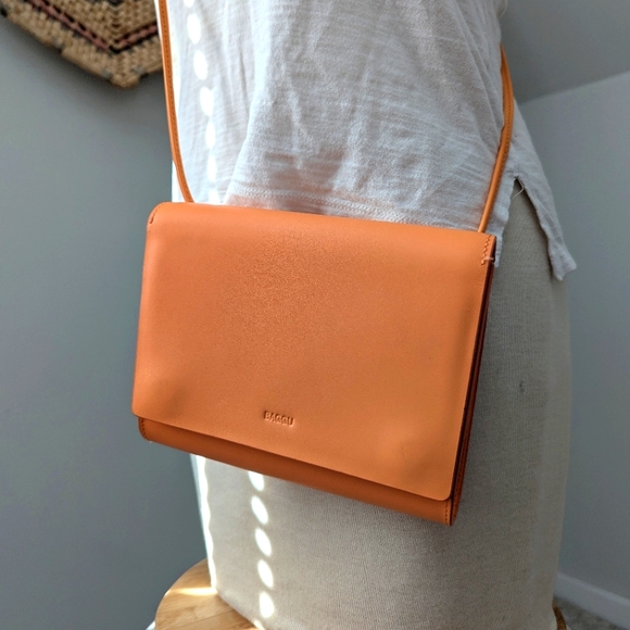 Baggu Bright Orange Compact Fine Grain Leather Purse - Picture 9 of 15